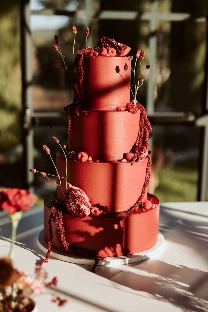 questions to ask a wedding planner : a personalized wedding cake
