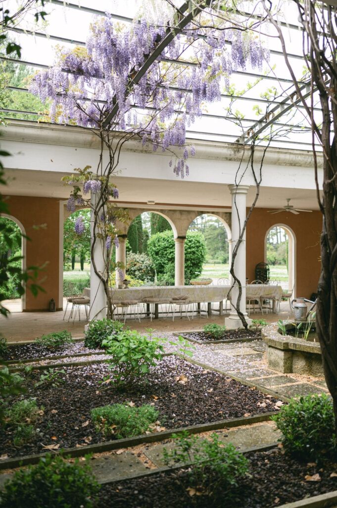 the aromatic courtyard of the Château de Beauregard, with its wisteria, semi-covered area, aromatic plants, and fountain
