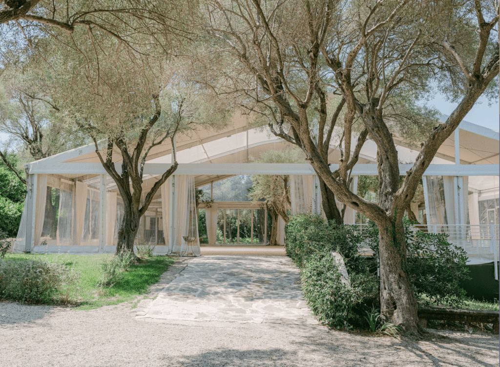 Pavillion des Oliviers the place to host or create a dinning room with stage